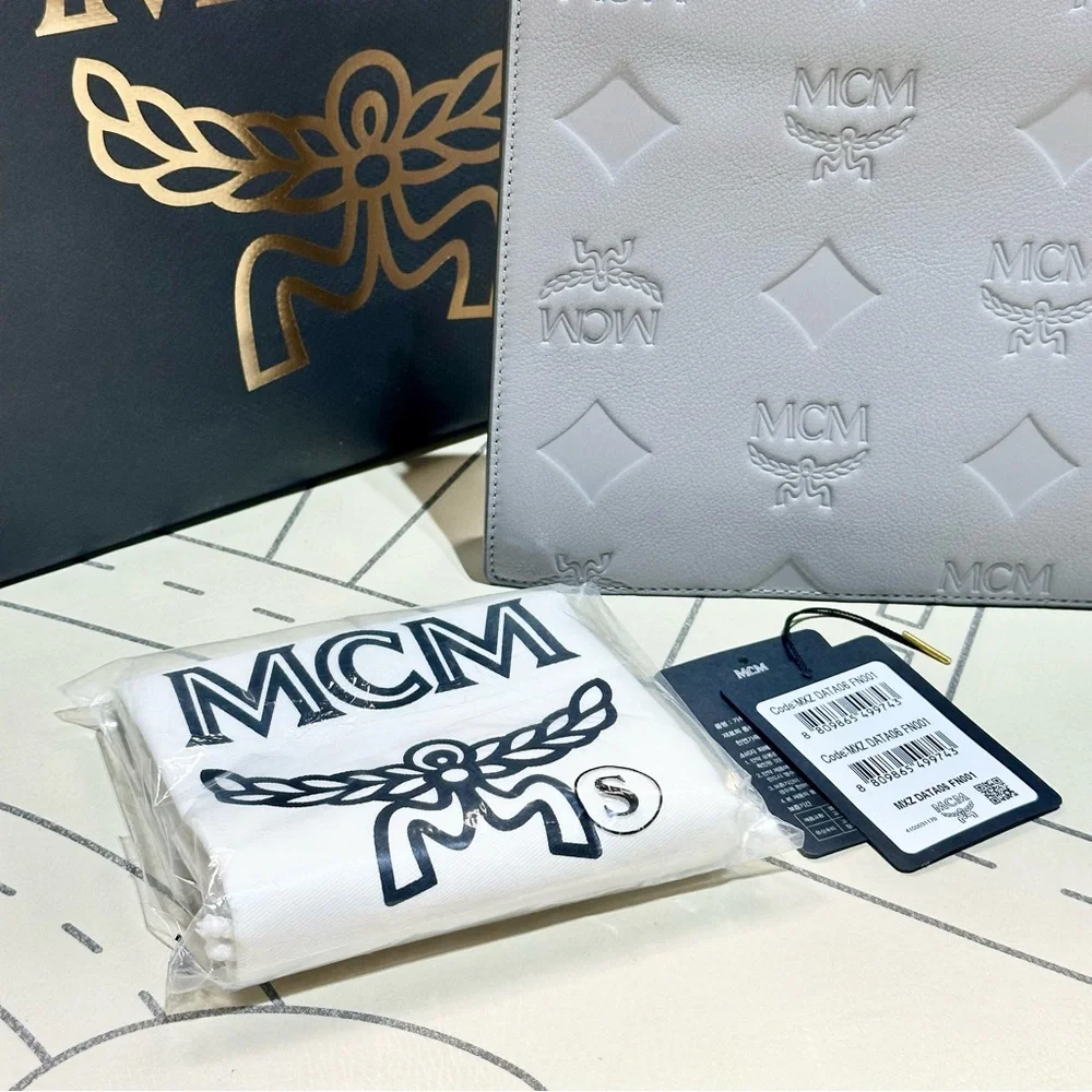 MCM Aren Wristlet Zip Pouch In Maxi Monogram Leather - Picture 4 of 9